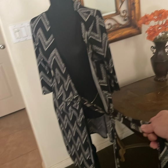 Gorgeous Chevron Print wrap dress 🖤 - Picture 1 of 6